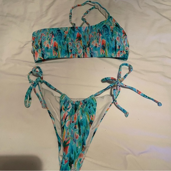 Bikini - Picture 2 of 2